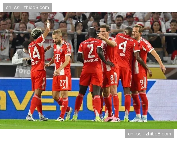 终场哨响，拜仁球员庆祝定位球战术成功执行